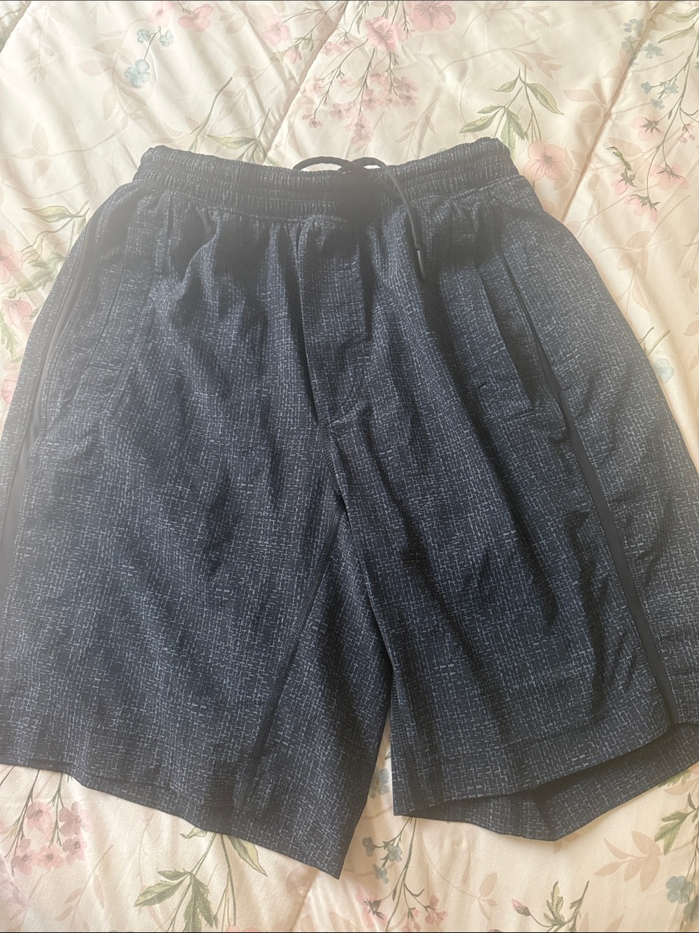 Lululemon lined Men Drawstring Shorts black grey pattern size S (9”) inseam